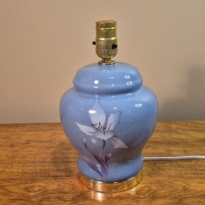 VINTAGE 80s Blue Ginger Jar Style Ceramic Table Lamp with Gold Tone Bottom Base